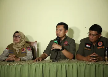 Audiensi antara Direktur Dukungan Sumber Daya Darurat BNPB, Agus Riyanto dengan warga terdampak banjir di Desa Ketitang Wetan, Kecamatan Batangan, Kabupaten Pati, Jawa Tengah, Selasa (28/10). (Bidang Komunikasi Kebencanaan/Danung Arifin)