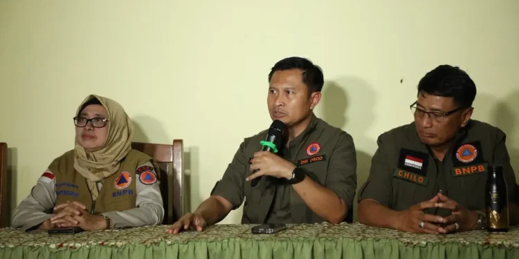 Audiensi antara Direktur Dukungan Sumber Daya Darurat BNPB, Agus Riyanto dengan warga terdampak banjir di Desa Ketitang Wetan, Kecamatan Batangan, Kabupaten Pati, Jawa Tengah, Selasa (28/10). (Bidang Komunikasi Kebencanaan/Danung Arifin)