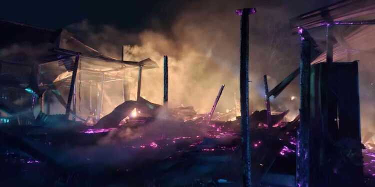 Belasan Kios di Kebun Buah Mangunan Terbakar