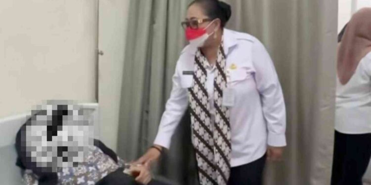 Bupati Gunungkidul, Endah Subekti Kuntariningsih mengunjungi Korban Diduga Keracunan MBG