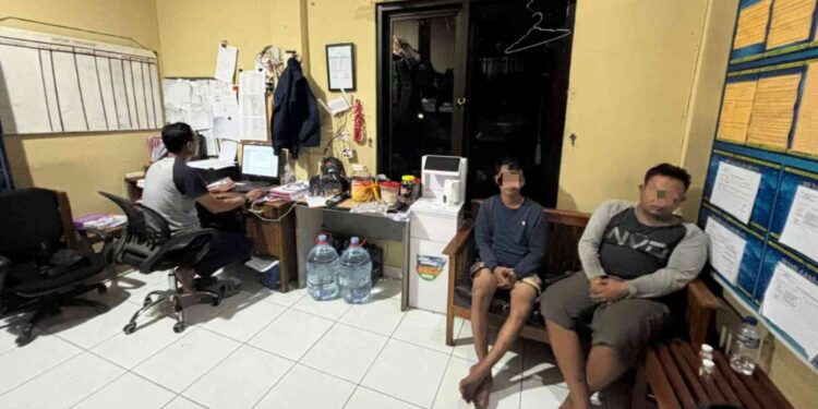 Dua karyawan ekspedisi diamankan di Polsek Sewon, Bantul, usai diduga mencuri tiga unit iPhone dari gudang SPX Express di Jalan Imogiri Barat Km 4