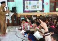 Frika Deddy Sofyan dari DLH Bojonegoro bersama Kepala SDN Kadipaten 1 Bojonegoro, Budiono memberi edukasi siswa tentang pengelolaan sampah