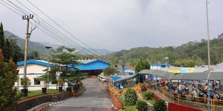 Salah satu lokasi pabrik dan pengemasan AMDK asli Indonesia Aqua yang berada di kawasan pegunungan. Foto: Istimewa