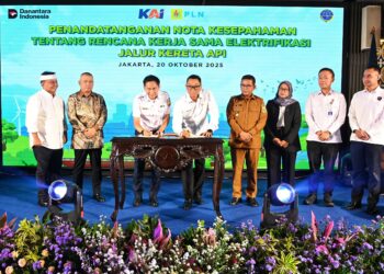 Menhub Dudy Purwagandhi saat menyaksikan penandatanganan Nota Kesepahaman antara PT PLN (Persero) dengan PT Kereta Api Indonesia (Persero) tentang Rencana Kerja Sama Elektrifikasi Jalur Kereta Api di Jakarta, Senin (20/10/2025). (Foto Humas Kemenhub)