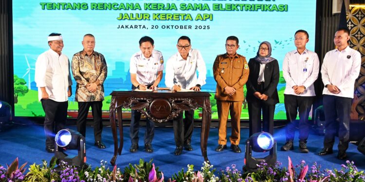 Menhub Dudy Purwagandhi saat menyaksikan penandatanganan Nota Kesepahaman antara PT PLN (Persero) dengan PT Kereta Api Indonesia (Persero) tentang Rencana Kerja Sama Elektrifikasi Jalur Kereta Api di Jakarta, Senin (20/10/2025). (Foto Humas Kemenhub)