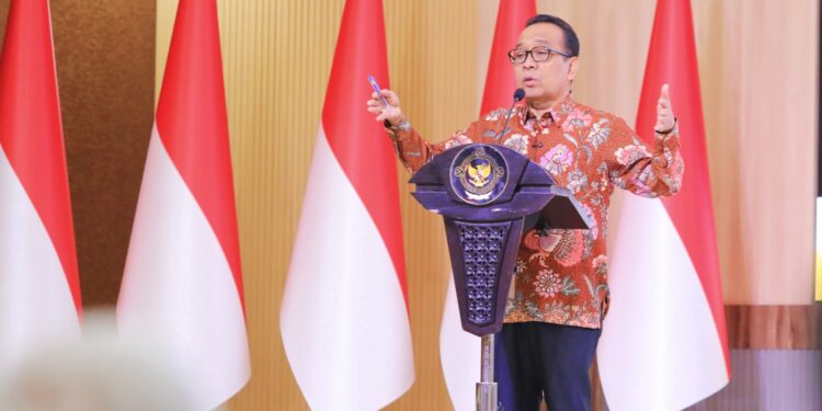Menko PMK Pratikno saat menjadi pembicara kunci dalam Workshop Pemeriksaan Terinci Tematik Nasional Pembangunan Manusia Semester II Tahun Anggaran 2025 yang digelar di Kantor Badan Pemeriksa Keuangan (BPK). (Foto: Humas KemenkoPMK)