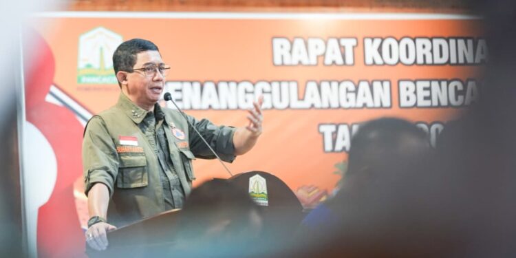 Kepala BNPB Letjen TNI Suharyanto (Baju hijau rompi hijau) saat memimpin Rapat Koordinasi Penanganan Bencana se-Provinsi Aceh yang digelar di Kantor Gubernur Aceh, Selasa (28/10/2025). (Foto: dok. BNPB)