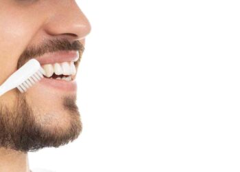 Ilustrasi gambar menelan sisa makanan di gigi saat sholat