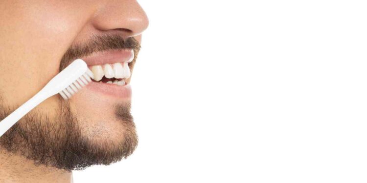 Ilustrasi gambar menelan sisa makanan di gigi saat sholat