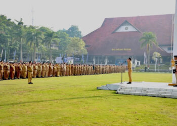 Wamendagri Bima Arya Sugiarto memimpin apel di Kampus IPDN Jatinangor, Jawa Barat, Senin (27/10/2025). (Foto: Kemendagri)