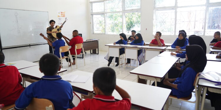 Siswa/i sedang mengikuti kegiatan belajar mengajar di Sekolah Rakyat Menengah Pertama 23 Makassar, Kota Makassar, Sulawesi Selatan, Kamis (23/10/2025). Foto: Amiri Yandi/InfoPublik