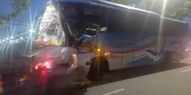 Kecelakaan Libatkan Dua Truk dan Bus di Kalasan