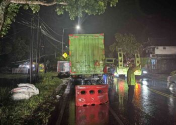 Kecelakaan melibatkan sepeda motor Honda Vario dan truk tronton