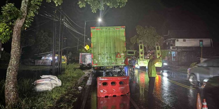 Kecelakaan melibatkan sepeda motor Honda Vario dan truk tronton