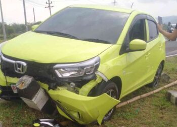 Kecelakaan tunggal di JJLS Sanden, Bantul. Sebuah mobil Brio oleng dan menabrak pembatas jalan, beruntung semua penumpang selamat