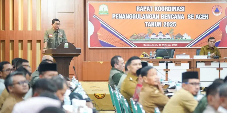 Foto : Kepala BNPB Letjen TNI Dr. Suharyanto S.Sos., M.M., (Baju hijau rompi hijau) saat memimpin Rapat Koordinasi Penanganan Bencana se-Provinsi Aceh yang digelar di Kantor Gubernur Aceh, Selasa (28/10). (Bidang Komunikasi Kebencanaan/Apri Setiawan)