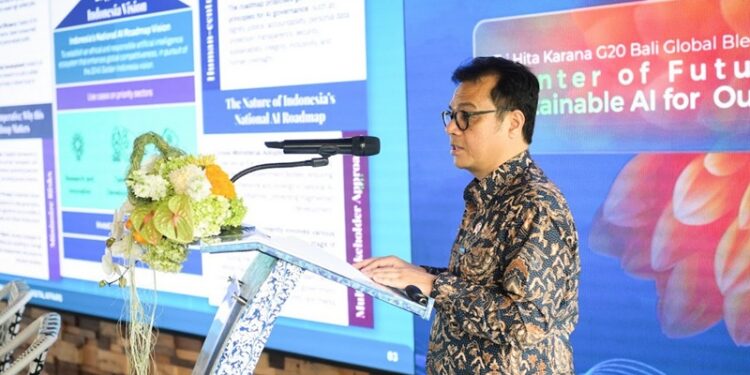 Wamenkomdigi Nezar Patria menyampaikan materi dalam acara Tri Hita Karana G20 Bali Global Blended Finance Alliance Dialogue Center of Future Knowledge: Sustainable AI for Our Common Future di Kura Kura Bali, Kamis (23/10/2025). (Foto: Anhar/Kemkomdigi)