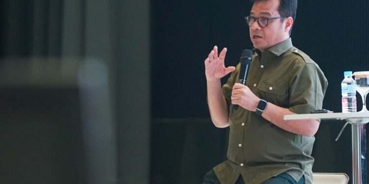 Wamenkomdigi Nezar Patria menjadi narasumber dalam acara Reuni dan Seminar FAA PPMI bertema Oase Gelap Terang Indonesia di Auditorium Universitas Brawijaya Malang, Jawa Timur, Sabtu (25/10/2025). (Foto: Ardi W/Komdigi)