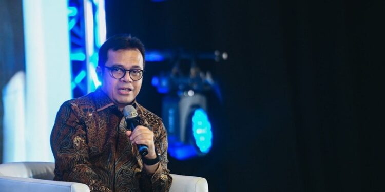 Wamenkomdigi Nezar Patria menjadi narasumber dalam Kumpul Connect For Change Summit 2025 di Ritz-Carlton Mega Kuningan, Jakarta Selatan, Selasa (21/10/2025). (Foto: Pey HS/Komdigi)