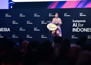 Menteri Komunikasi dan Digital Meutya Hafid saat memberikan sambutan pada acara “AI for Indonesia 2025 by Kumparan” di Ballroom Djakarta Theater, Jakarta, Kamis (23/10/2025) mengatakan Indonesia termasuk salah satu negara paling optimistis di dunia dalam menghadapi perkembangan AI. (Foto: Indra/Kemkomdigi)