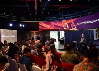 Wamenkomdigi Nezar Patria memberi Keynote Speaker pada peluncuran Empowering Indonesia Report 2025 di gedung Indosat, Jakarta, Senin (27/10/2025). (Foto: Anhar/Kemkomdigi)