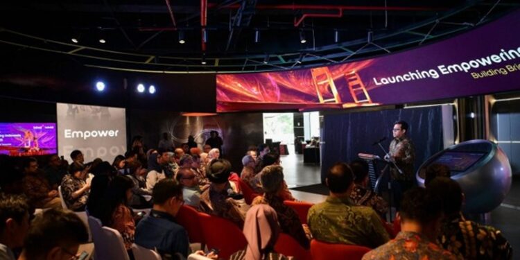 Wamenkomdigi Nezar Patria memberi Keynote Speaker pada peluncuran Empowering Indonesia Report 2025 di gedung Indosat, Jakarta, Senin (27/10/2025). (Foto: Anhar/Kemkomdigi)