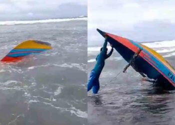 Kondisi Kapal Patah Setelah Dihantam Ombak di Pantai Nglolang Gunungkidul