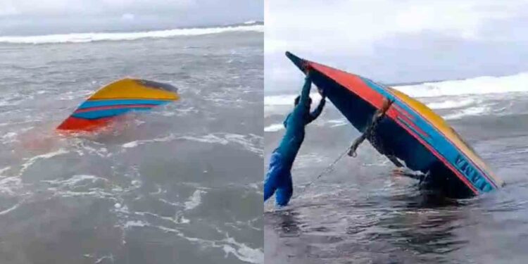 Kondisi Kapal Patah Setelah Dihantam Ombak di Pantai Nglolang Gunungkidul