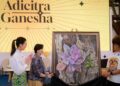 Menteri Pariwisata Widiyanti Putri Wardhana bersama Ibunda Kartini Basuki mendonasikan lukisan berjudul "Sekulen" karya sang ibunda di acara "Pasar Seni ITB 2025", di Kampus ITB Ganesha, Bandung, Minggu (19/10/2025).