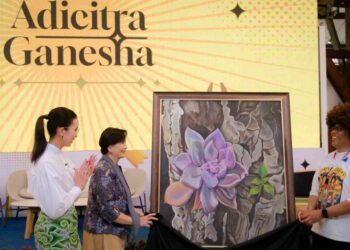Menteri Pariwisata Widiyanti Putri Wardhana bersama Ibunda Kartini Basuki mendonasikan lukisan berjudul "Sekulen" karya sang ibunda di acara "Pasar Seni ITB 2025", di Kampus ITB Ganesha, Bandung, Minggu (19/10/2025).