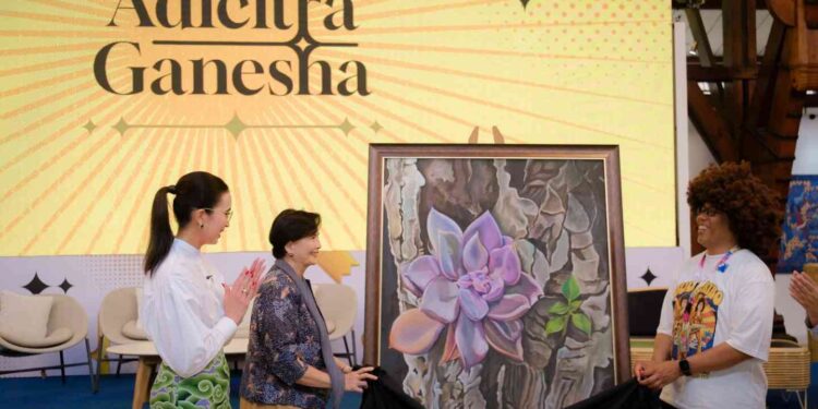 Menteri Pariwisata Widiyanti Putri Wardhana bersama Ibunda Kartini Basuki mendonasikan lukisan berjudul "Sekulen" karya sang ibunda di acara "Pasar Seni ITB 2025", di Kampus ITB Ganesha, Bandung, Minggu (19/10/2025).