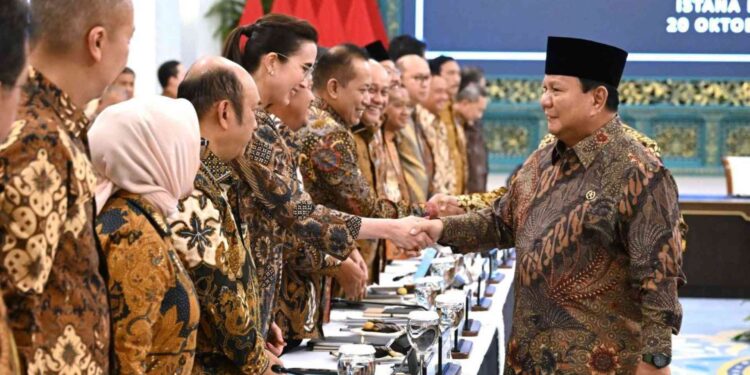 Menteri Pariwisata Widiyanti Putri Wardhana menjabat tangan dengan Presiden Republik Indonesia Prabowo Subianto dalam Sidang Kabinet Paripurna terkait Satu Tahun Pemerintahan Kabinet Merah Putih, Istana Negara, (20/10/2025).