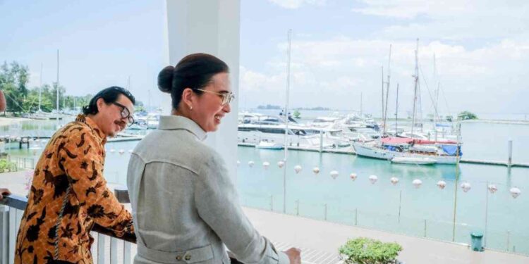 Menteri Pariwisata Widiyanti Putri Wardhana saat meninjau sejumlah lokasi strategis di KEK Nongsa, Batam, Kepulauan Riau, untuk melihat secara langsung perkembangan infrastruktur pariwisata sekaligus pengembangan ekosistem ekonomi digital bertaraf internasional, Batam, (16/10/2025).