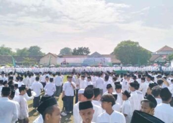 Para santri mulai memadati lapangan utama Tambakberas, Jombang, Rabu (22:10:2025) pagi untuk mengikuti apel Hari Santri