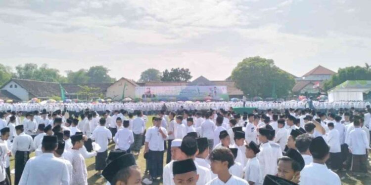 Para santri mulai memadati lapangan utama Tambakberas, Jombang, Rabu (22:10:2025) pagi untuk mengikuti apel Hari Santri