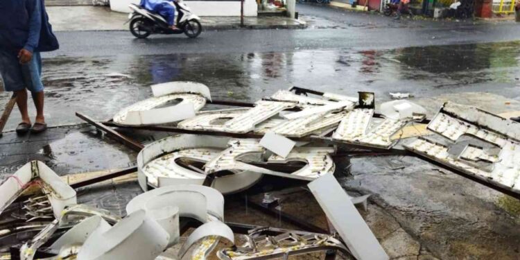 Penampakan papan nama toko yang roboh di Jalan Tamansiswa, Mergangsan, Yogyakarta