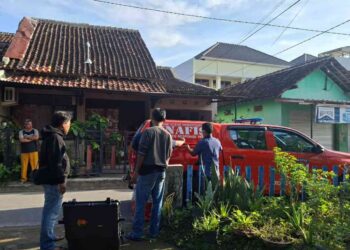 Petugas Inafis Polresta Yogyakarta saat melakukan olah tempat kejadian perkara (TKP) penemuan seorang lansia yang meninggal dunia dengan cara gantung diri di kawasan Batikan, Kelurahan Tahunan, Kecamatan Umbulharjo, Kota Yogyakarta, Jumat (31/10/2025) pagi.