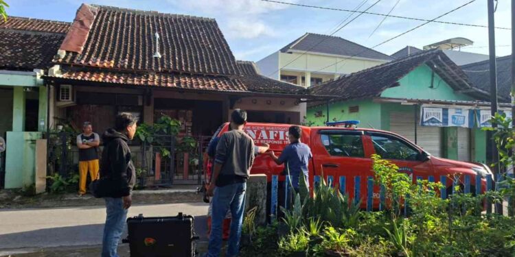 Petugas Inafis Polresta Yogyakarta saat melakukan olah tempat kejadian perkara (TKP) penemuan seorang lansia yang meninggal dunia dengan cara gantung diri di kawasan Batikan, Kelurahan Tahunan, Kecamatan Umbulharjo, Kota Yogyakarta, Jumat (31/10/2025) pagi.