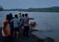 Petugas Kepolisian berada di lokasi remaja tengelam di kali Progo