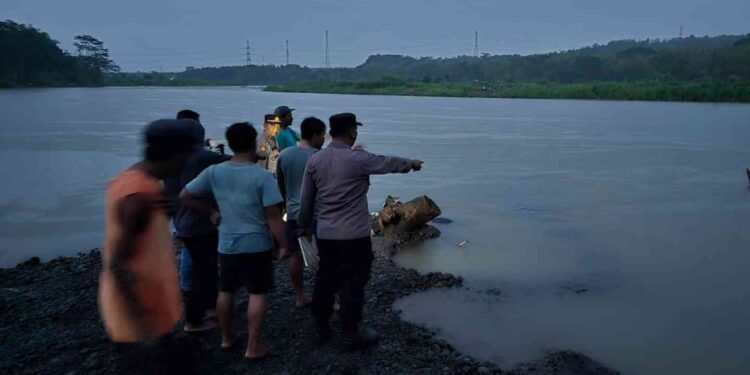 Petugas Kepolisian berada di lokasi remaja tengelam di kali Progo