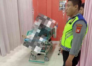 Petugas Kepolisian melakukan penyelidikan korban kecelakaan di Rumah Sakit