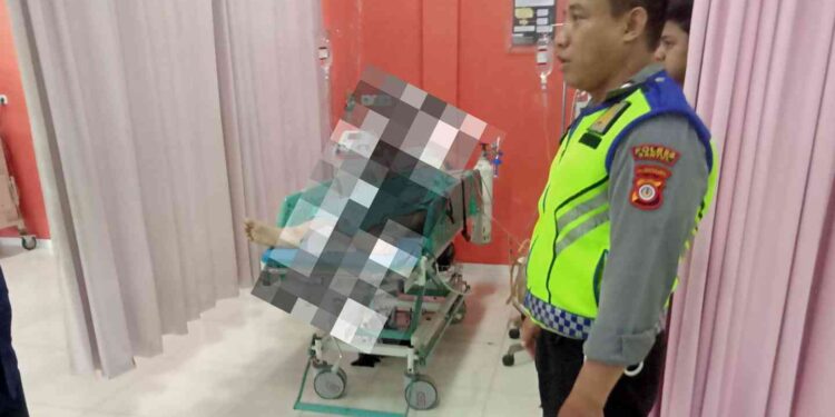 Petugas Kepolisian melakukan penyelidikan korban kecelakaan di Rumah Sakit