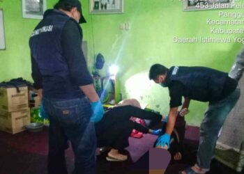 Petugas kepolisian bersama tim medis melakukan pemeriksaan karyawan rental mobil yang meninggal di Bantul