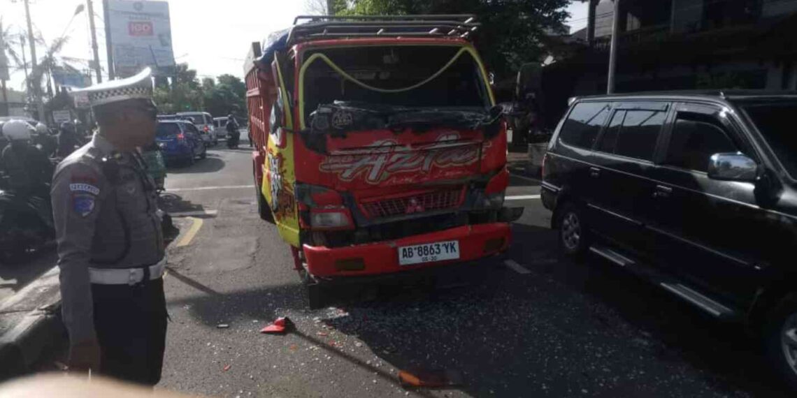 Petugas kepolisian melakukan olah tempat kejadian perkara (TKP) di lokasi kecelakaan beruntun yang melibatkan tiga truk dan satu mobil pribadi di Simpang Empat Beran, Kalurahan Tridadi, Kapanewon Sleman, Jumat (31/10/2025) pagi.