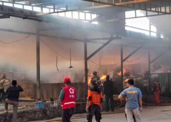 Petugas sedang melakukan pemadaman api di CV Tiga Ganesha Abadi Bantul