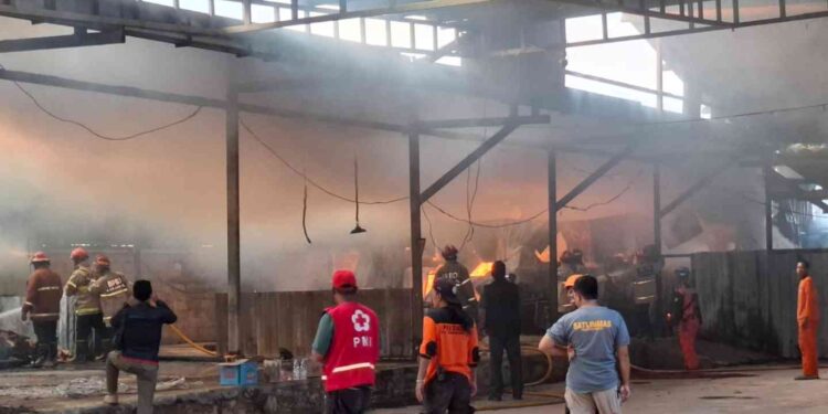 Petugas sedang melakukan pemadaman api di CV Tiga Ganesha Abadi Bantul