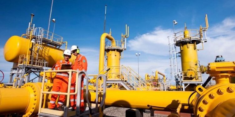 Ilustrasi- Pekerja melakukan pemeriksaan jaringan pipa gas milik PT.PGN. (Foto: Istimewa)