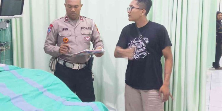 Polisi Melakukan pengumpulan data kecelakaan di rumah sakit