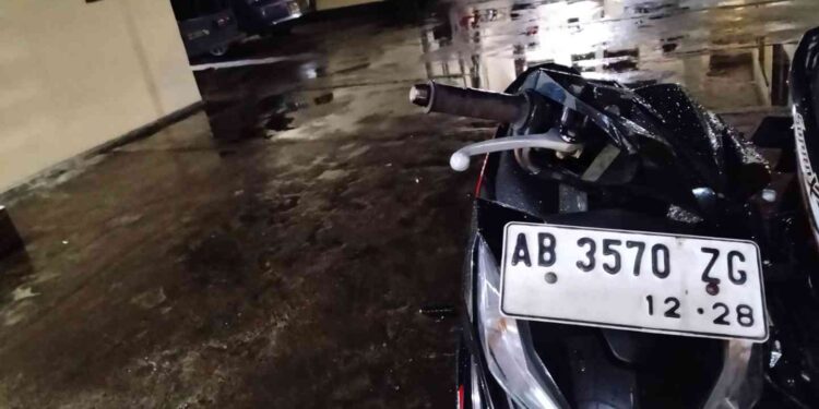 Polisi Mengamankan Motor yang terlibat kecelakaan tunggal di Sanden, Bantul