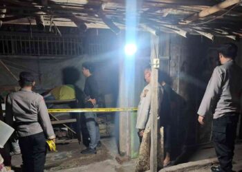 Polisi berada di TKP Polisi berada di Lokasi penemuan pria gantung diri di Kalurahan Pendowoharjo, Kapanewon Sewon, Kabupaten Bantul